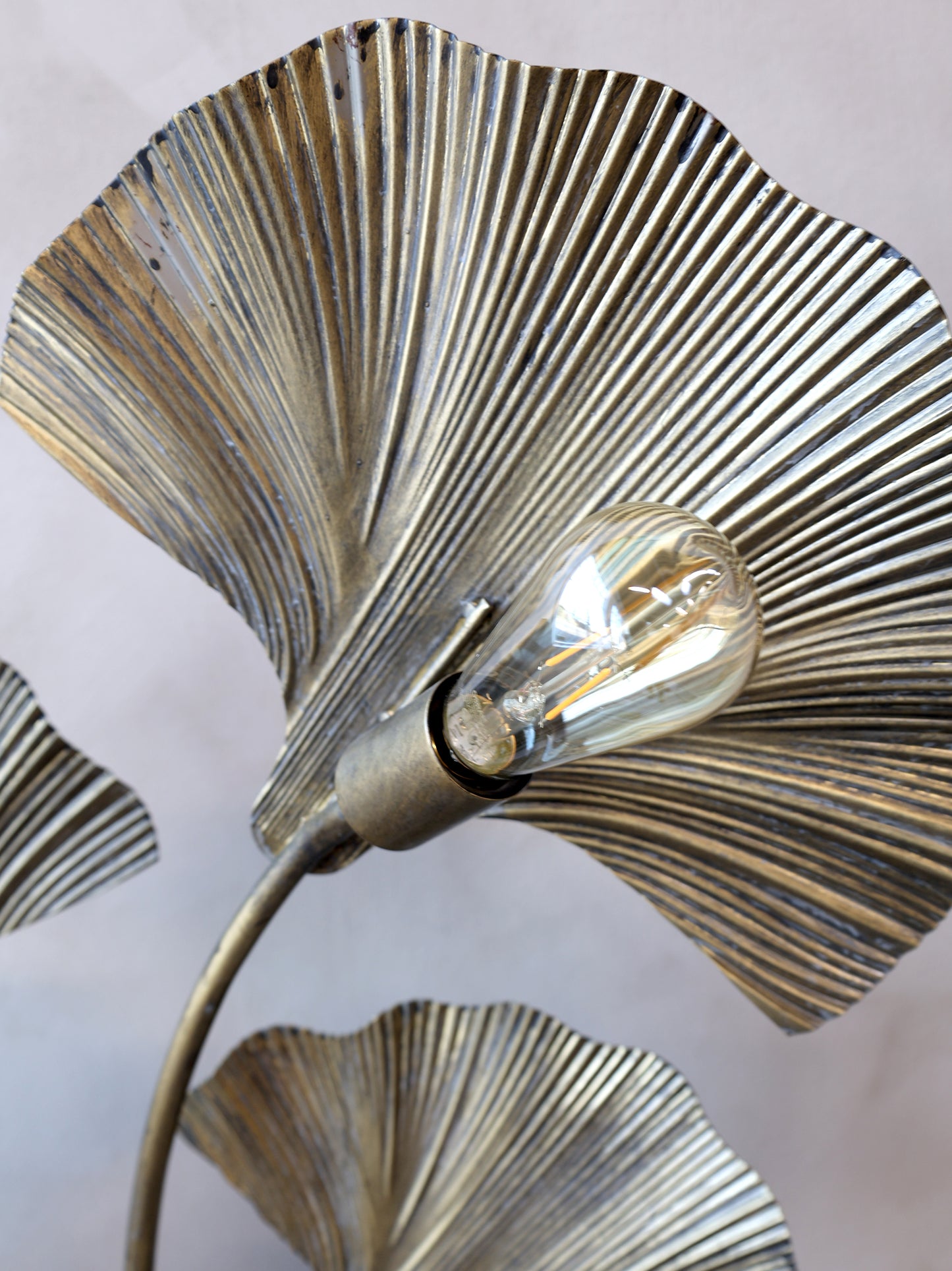 Ginkgo - metallinen lattiavalaisin