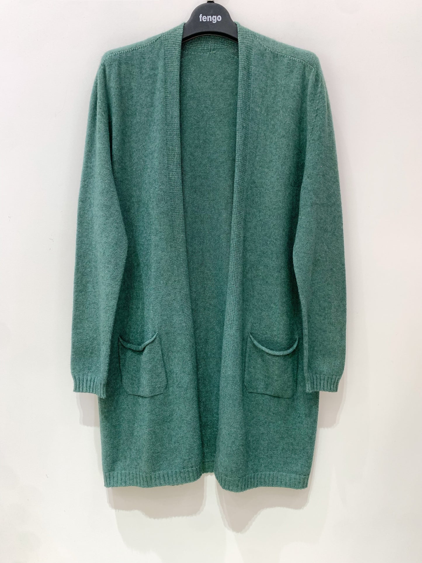 Saumaton yhdenkoon neuletakki