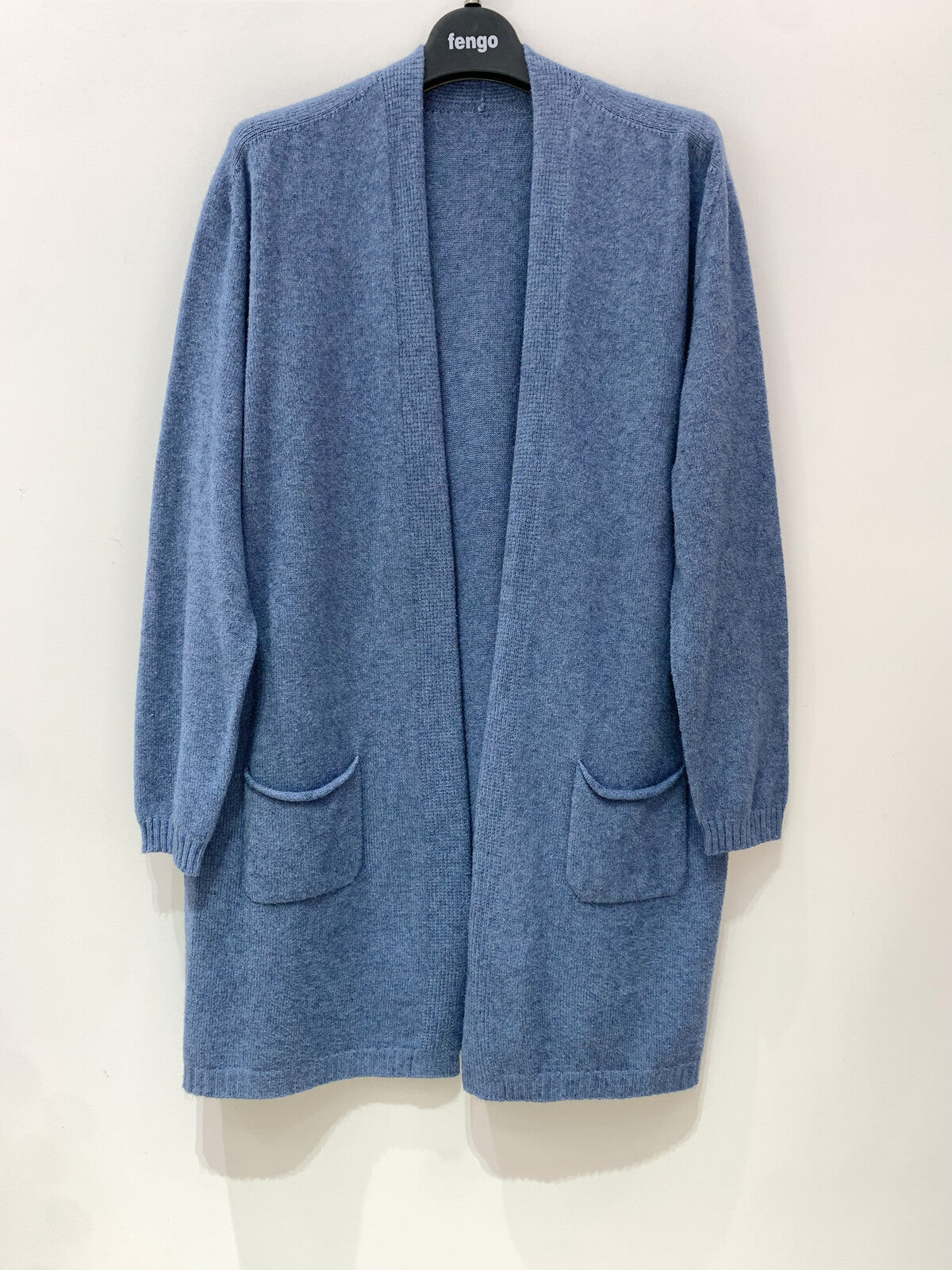 Saumaton yhdenkoon neuletakki